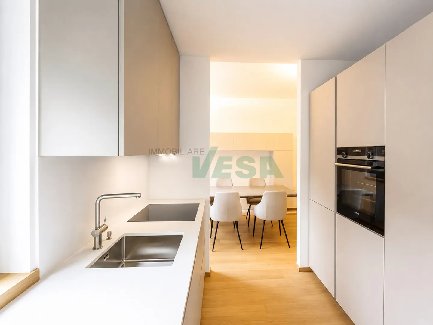 Bel appartement moderne 2,5 pièces meublé et central - Photo 2 sur 9