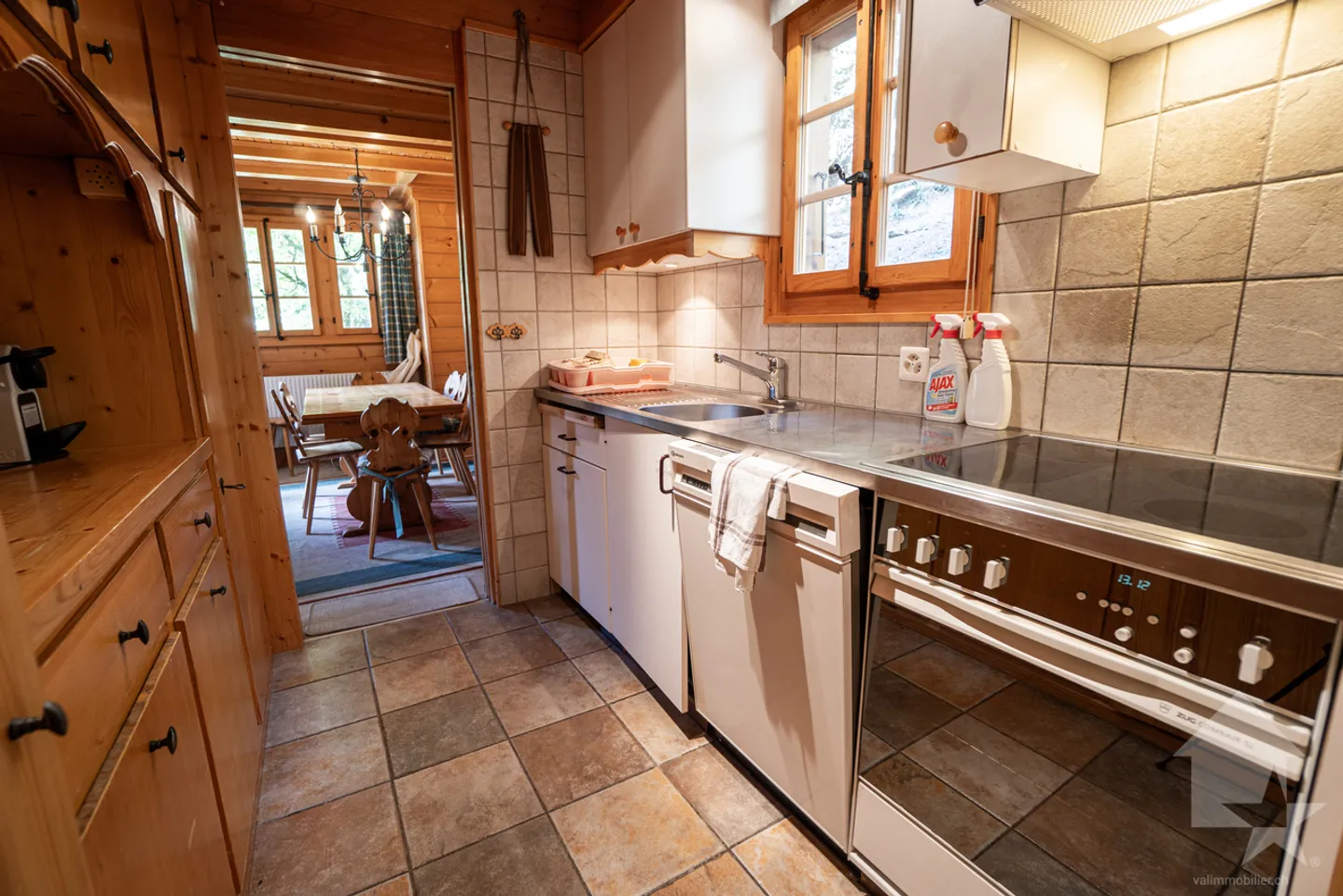 Charmantes Chalet mit zwei Wohnungen - eine 5.5-Zimmer-Maisonettewohnung und eine 2.5-Zimmer-Wohnung im Erdgeschoss - Foto 8 von 13