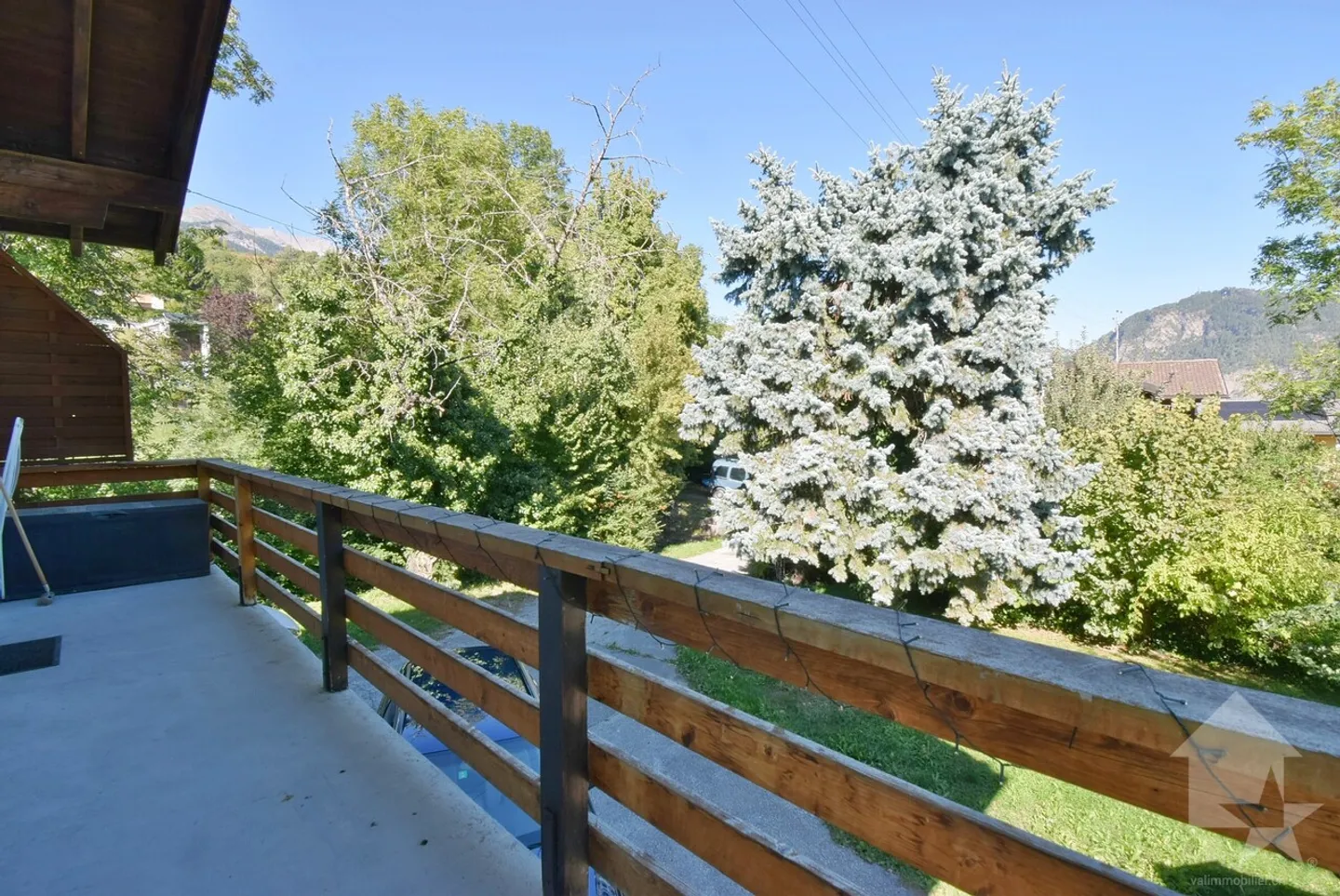 Beautiful small renovated house in a quiet area on a lovely plot - Photo 4 of 13
