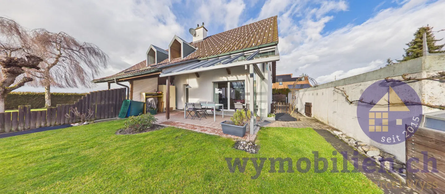 Casa bifamiliare con giardino + 2 garage a Lyssach - Foto 1 di 13