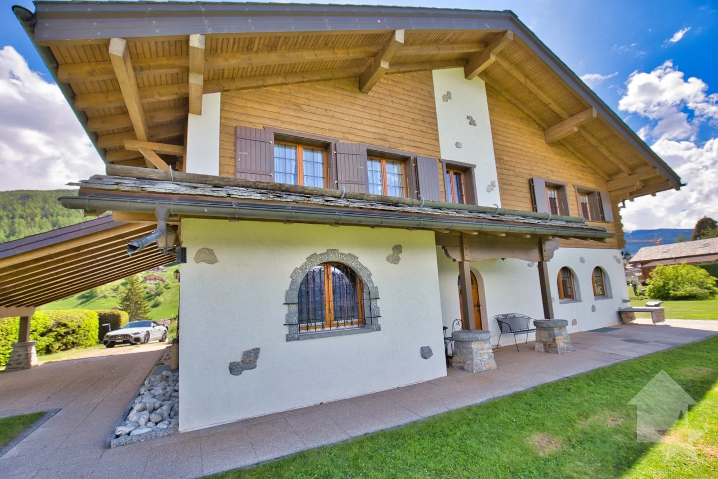 Chalet mit 2 Wohnungen auf einem großen Grundstück, außergewöhnliche Lage! - Foto 5 von 13