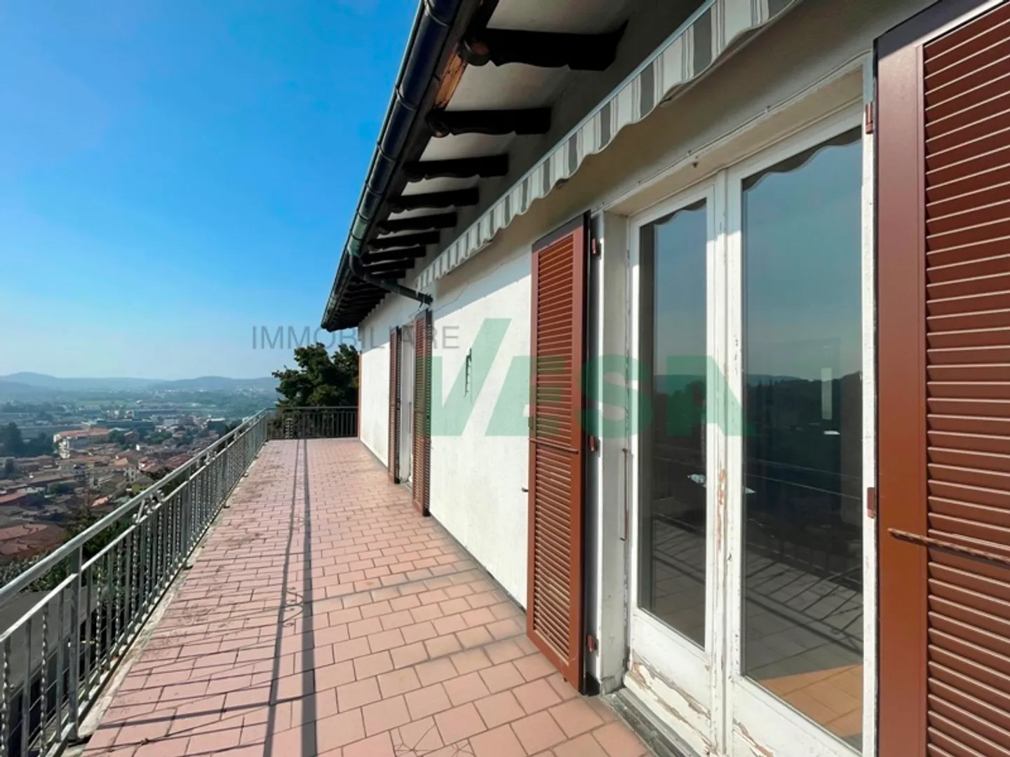 Spaziosa casa con 3 appartamenti (unibili) e con una magnifica vista - Foto 9 von 13