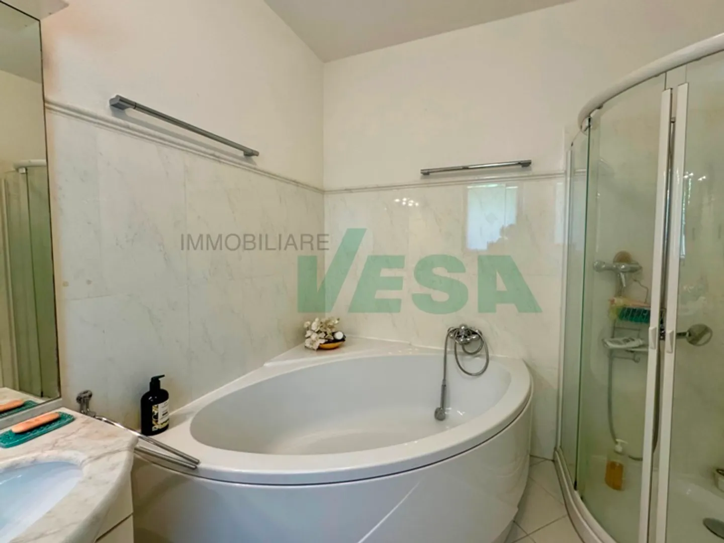 Bel appartement 6,5 pièces avec jardin dans une zone colline tranquille - Photo 9 sur 11