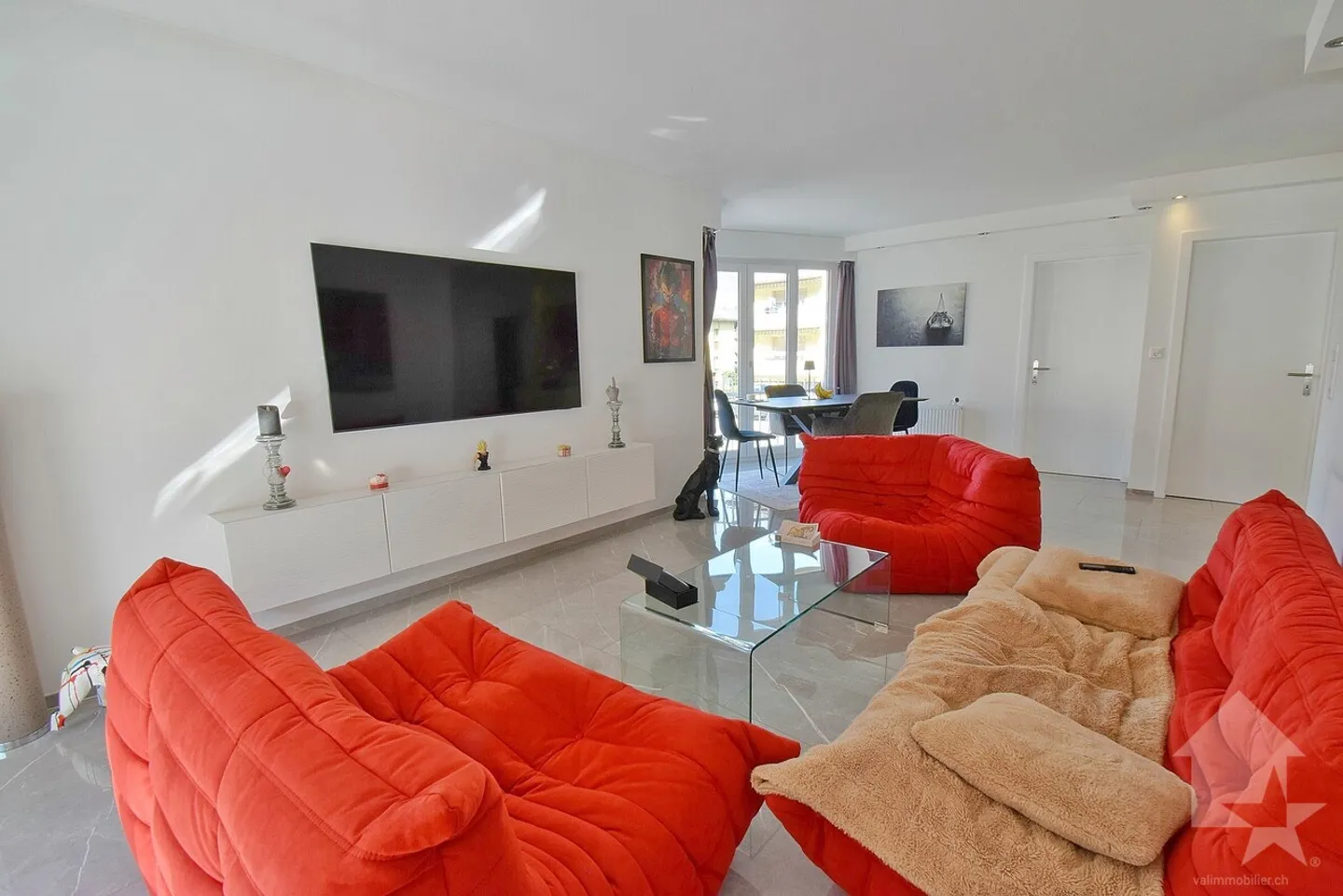 Schöne 4,5-Zimmer-Wohnung, komplett renoviert und mit einer großen Terrasse! - Foto 3 von 13
