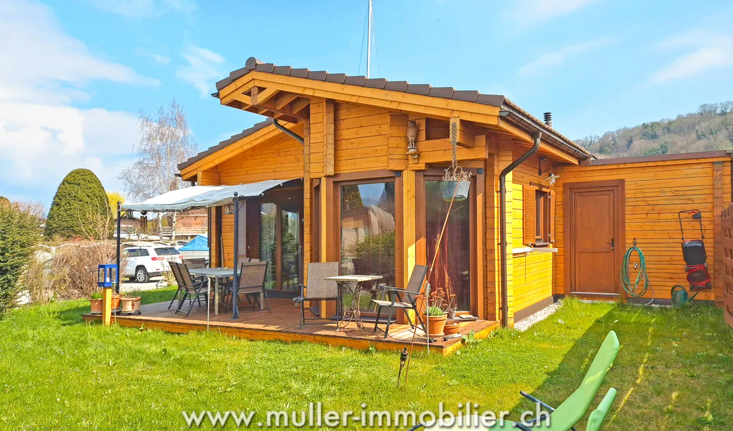 Villa in legno a pochi passi dalla laguna di Cheyres - Foto 1 di 13