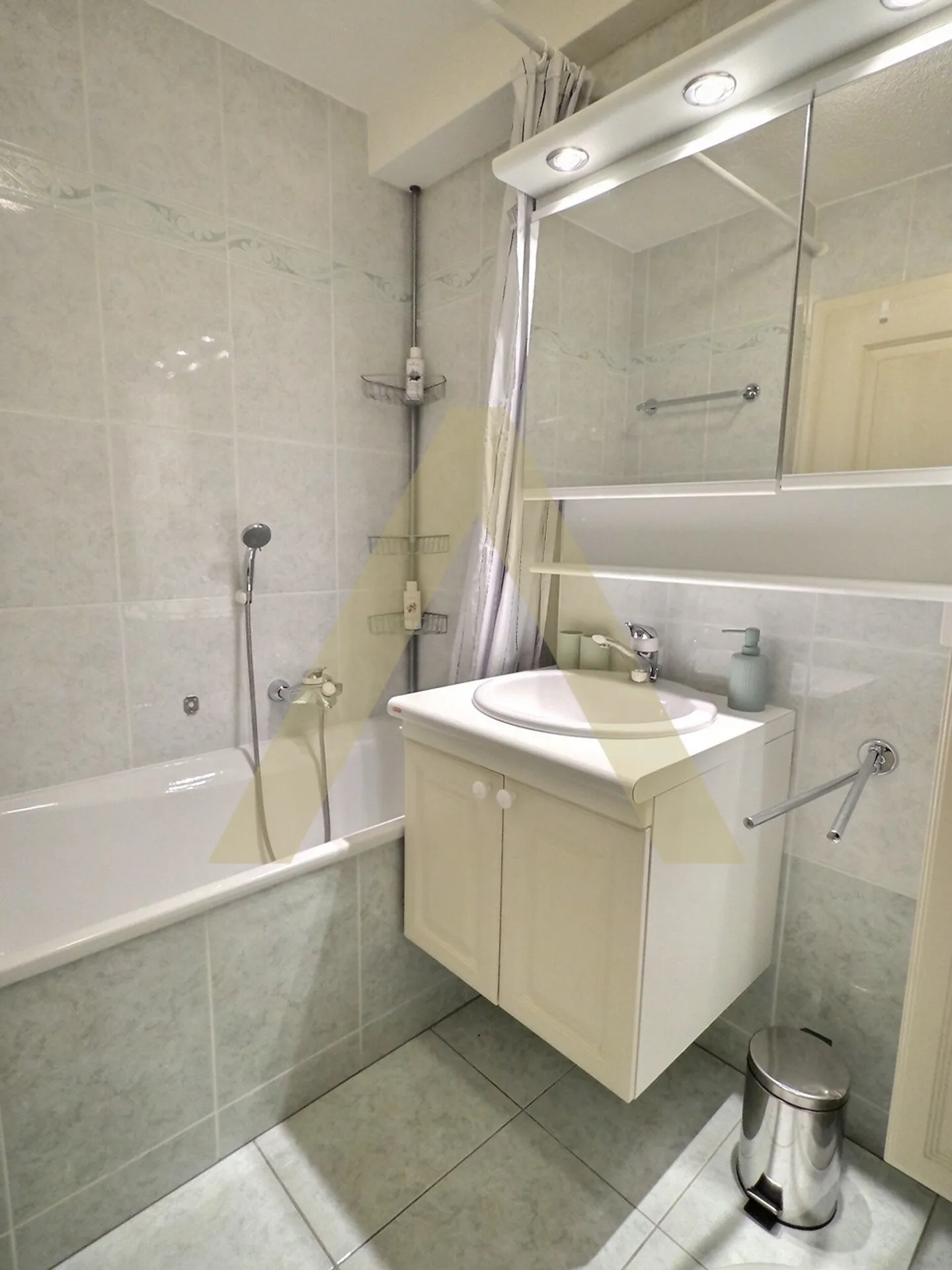 Möblierte 3,5-Zimmer-Wohnung mit großem Balkon und Zugang zum Spa - Foto 12 von 13