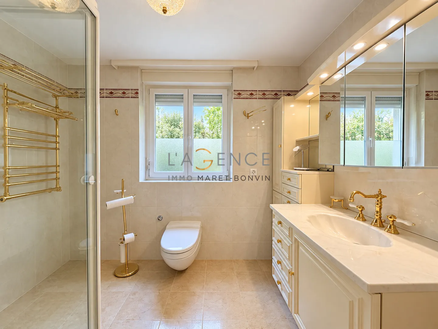 L'eleganza di un grande chalet privato di fronte alle Alpi - Foto 11 di 13