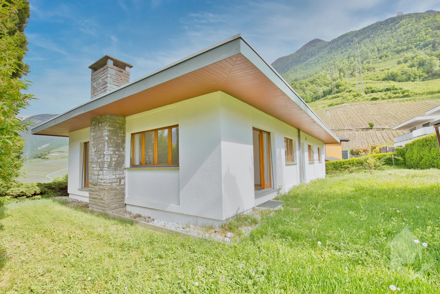 Villa traditionnelle avec grand sous-sol implantée sur une grande parcelle de 1'075 m2 - Photo 9 sur 13