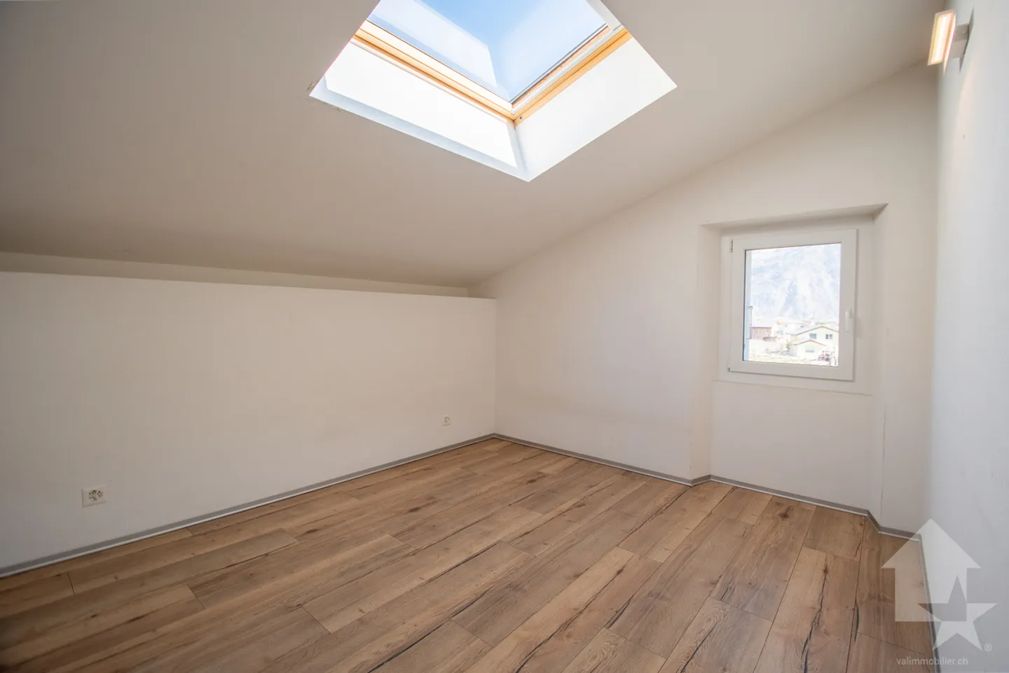 Spacious high-end duplex with 4.5 rooms in the center of Leytron - Photo 9 of 11