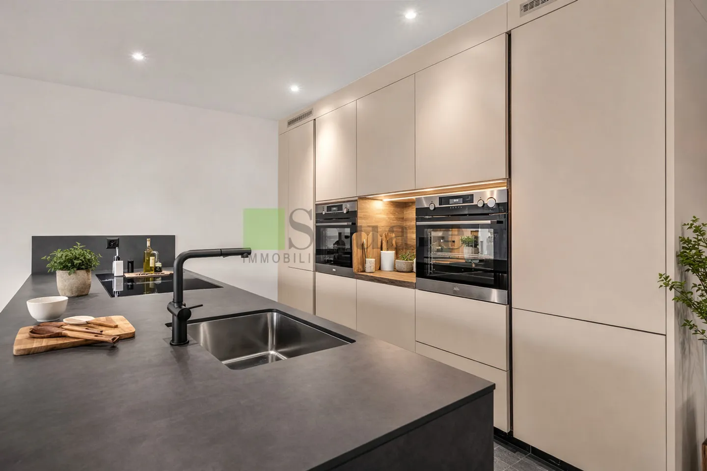 Zeitgenössische Doppelhaushälfte mit Panoramablick - Foto 2 von 5