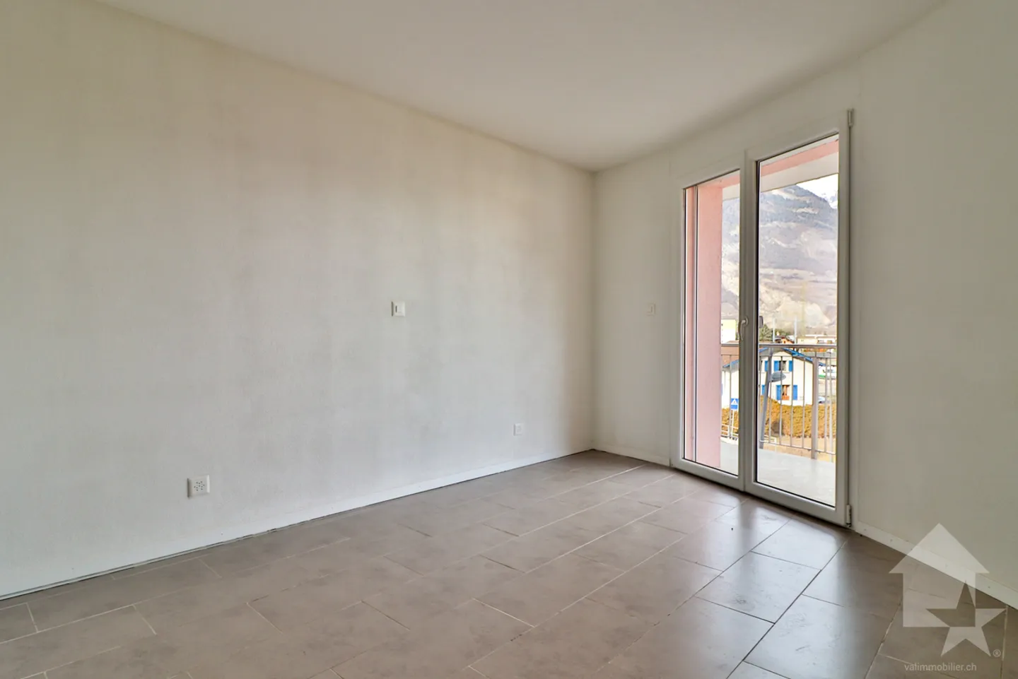 4-Zimmer-Wohnung in der Nähe von Annehmlichkeiten und Bahnhof - Foto 4 von 6