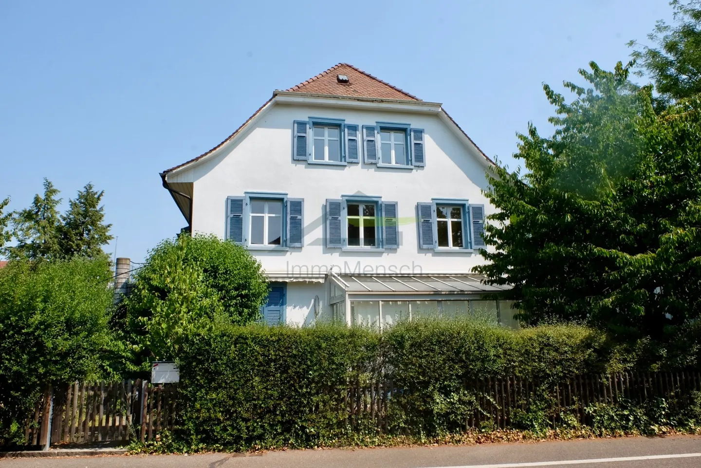 Exciting Opportunity: Beautiful Semi-Detached House with Apartment - Photo 2 of 13