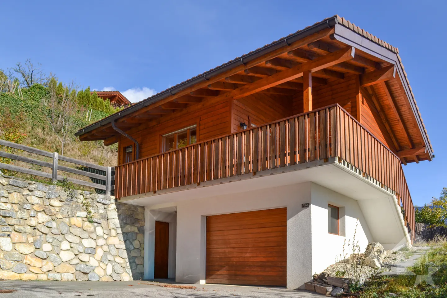 Magnificent high-end chalet with 5.5 rooms, 174 m², view of the Alps - Photo 1 of 13