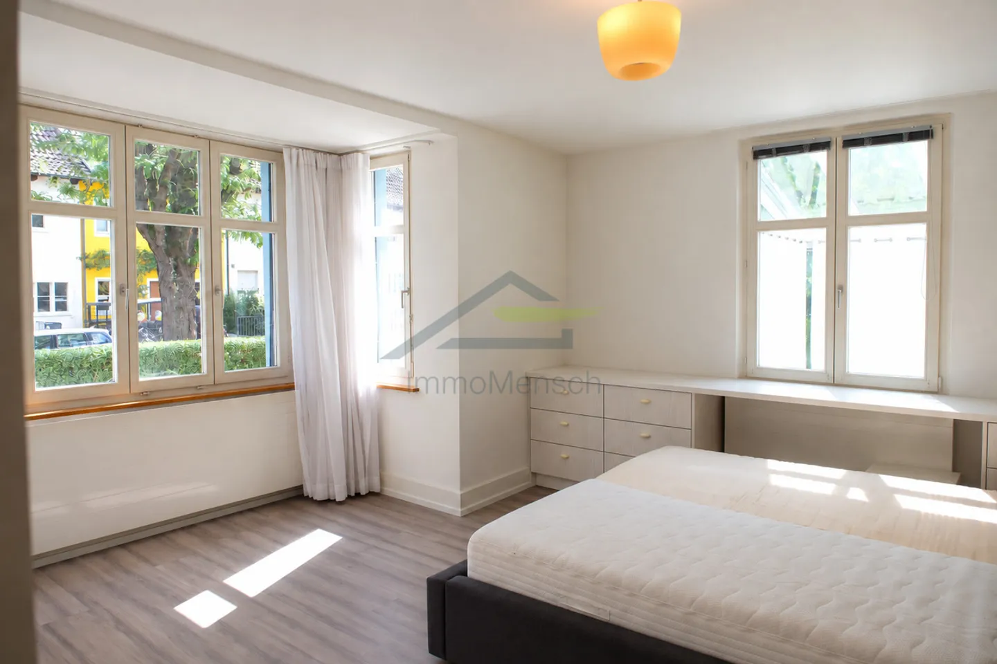 Exciting Opportunity: Beautiful Semi-Detached House with Apartment - Photo 4 of 13