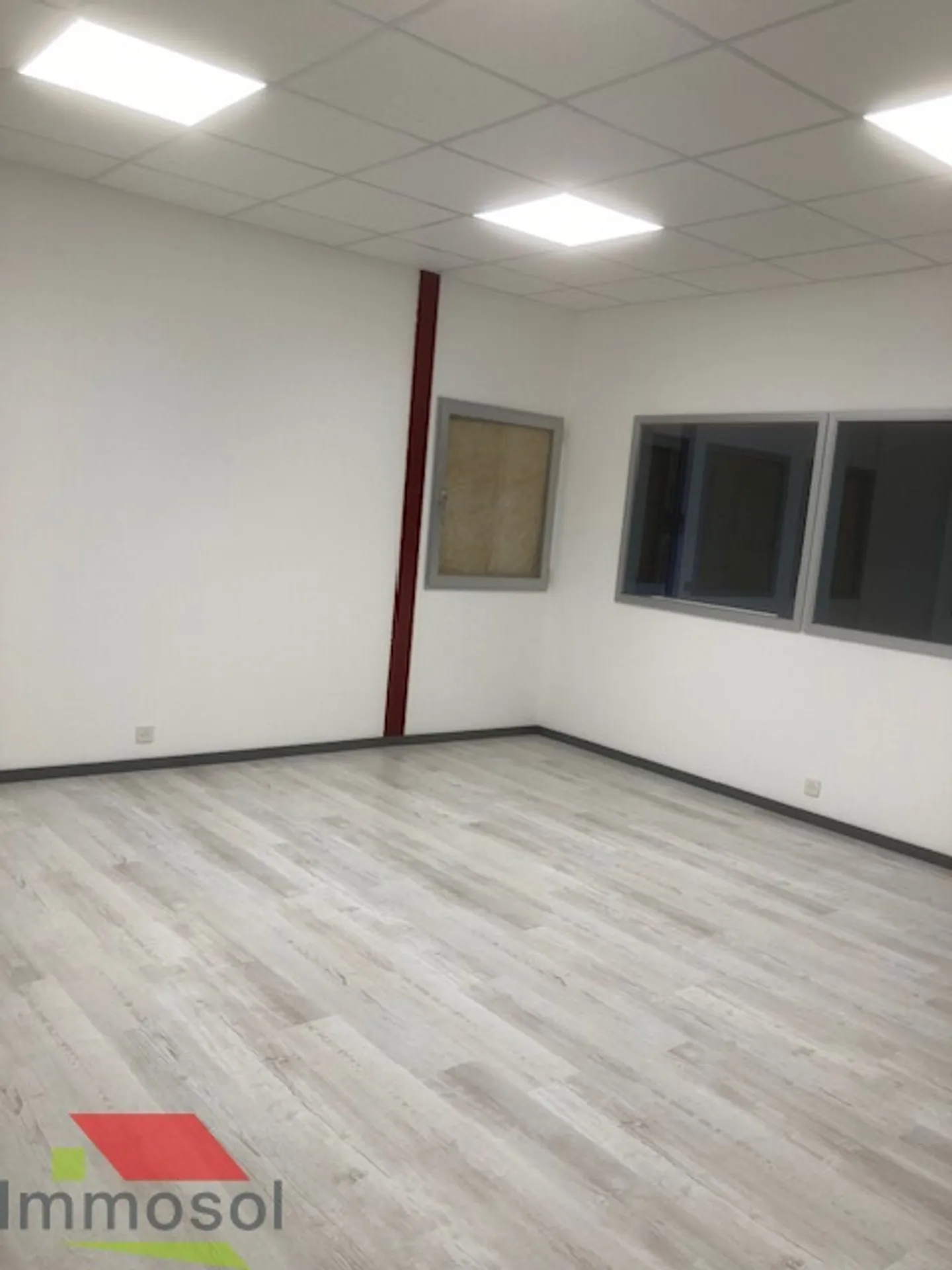 For rent: commercial spaces with beautiful natural light - Photo 2 of 5