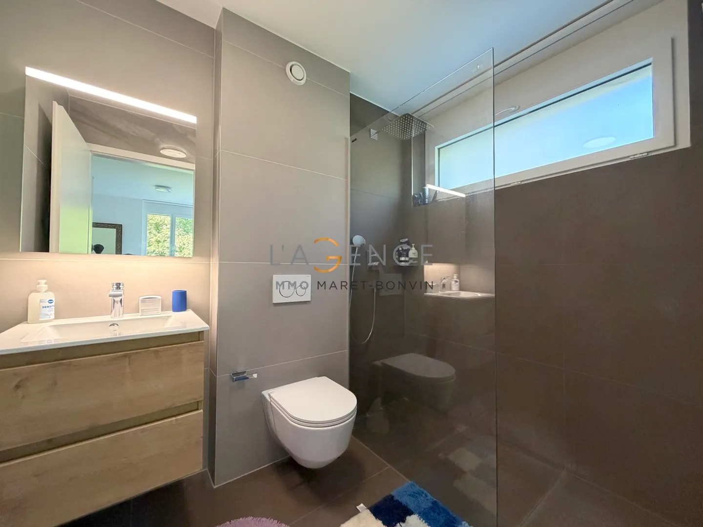 Appartement 3,5 pièces avec grand balcon, piscine et vue sur le lac - Photo 6 sur 8