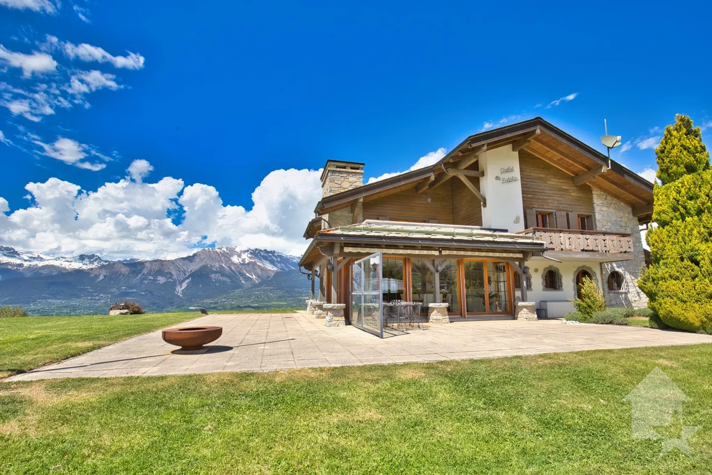 Chalet mit 2 Wohnungen auf einem großen Grundstück, außergewöhnliche Lage! - Foto 3 von 13