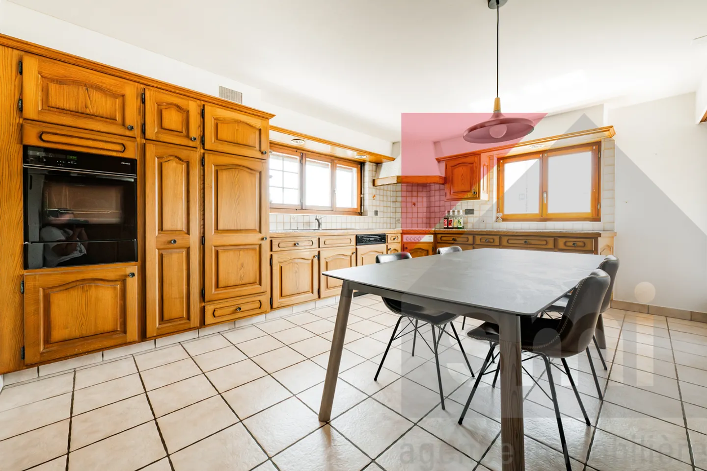 Bequeme Villa mit unabhängigem Studio, Grundstück von 1055m2 - Foto 4 von 13