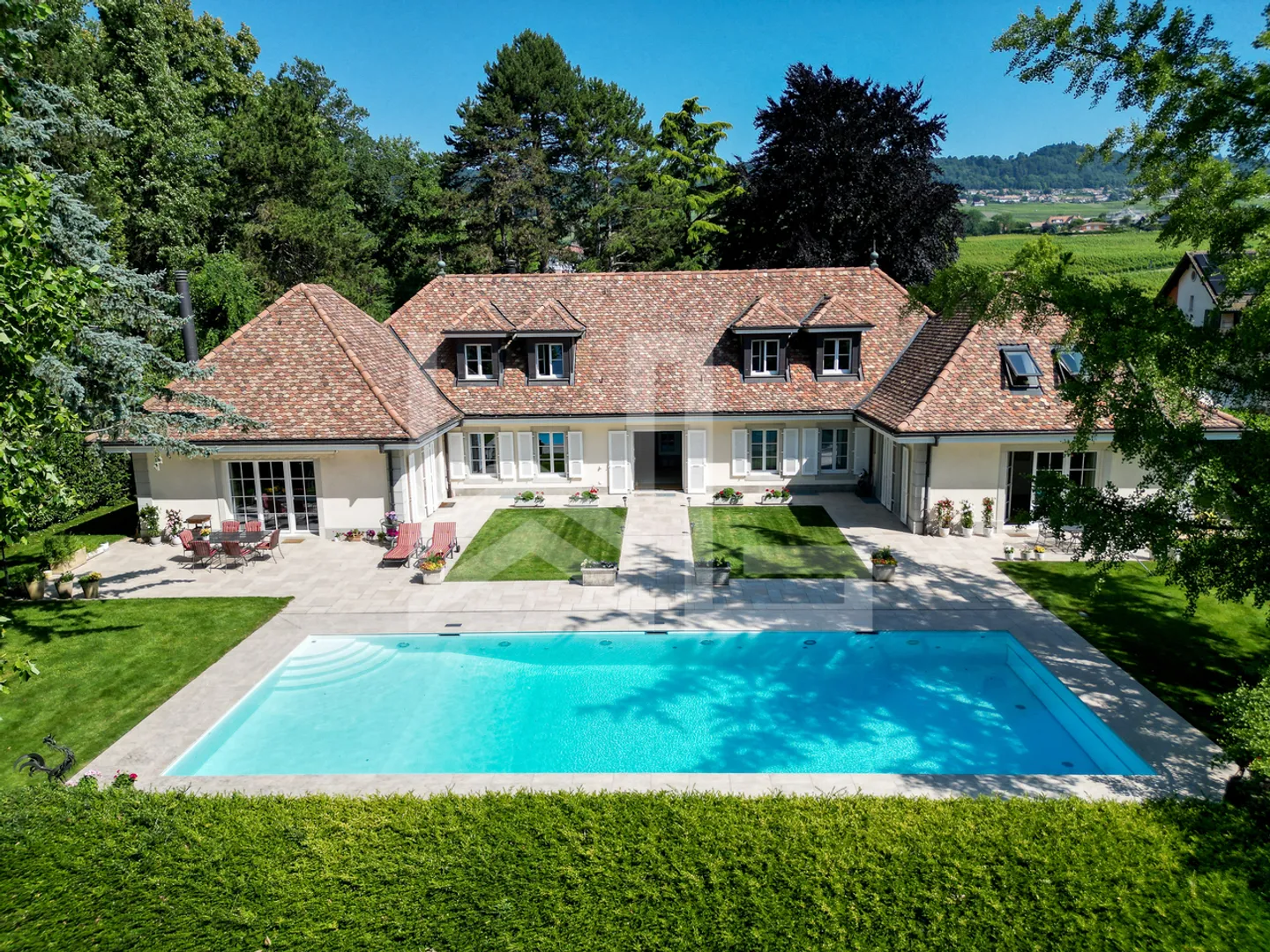 Elegant discreet property by the lake, near Rolle center - Photo 1 of 9