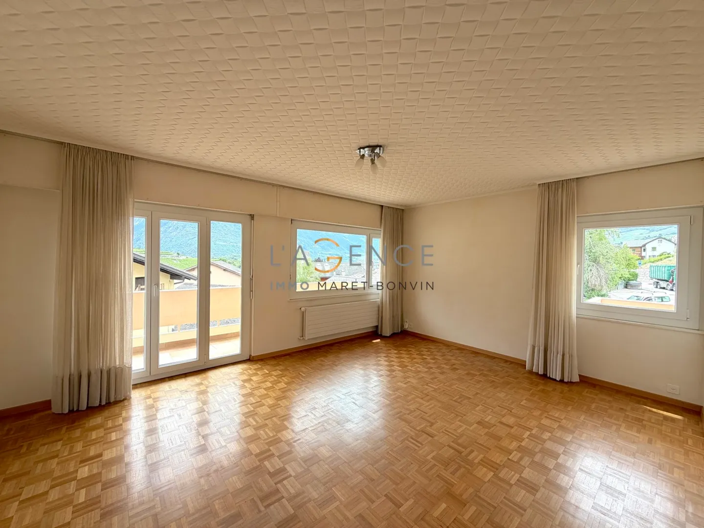 Charming 5.5 Room Apartment - Photo 3 of 9