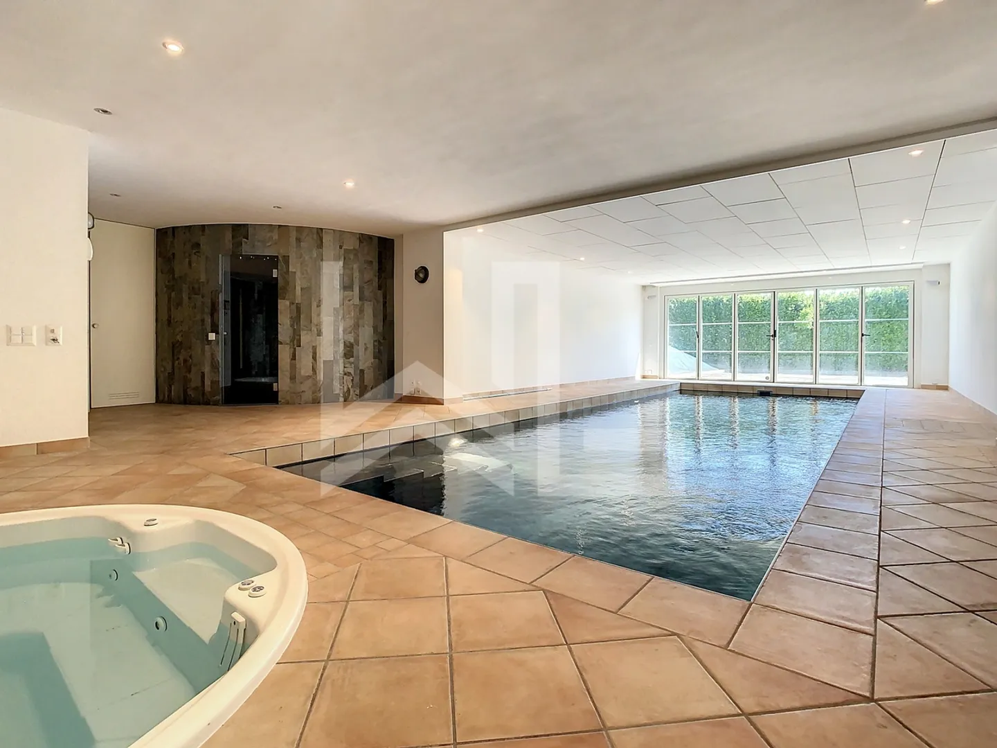 Maison de Luxe avec Piscine Intérieure - Photo 2 sur 13