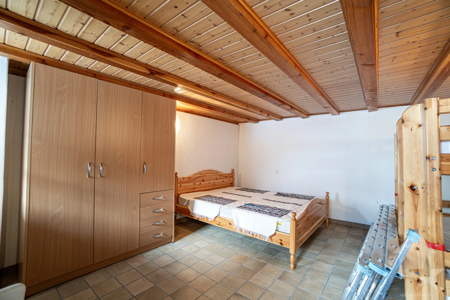 Chalet che comprende due appartamenti duplex indipendenti con fienile convertibile - Foto 11 di 13