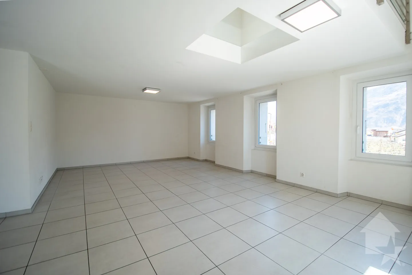 Spacious high-end duplex with 4.5 rooms in the center of Leytron - Photo 2 of 11