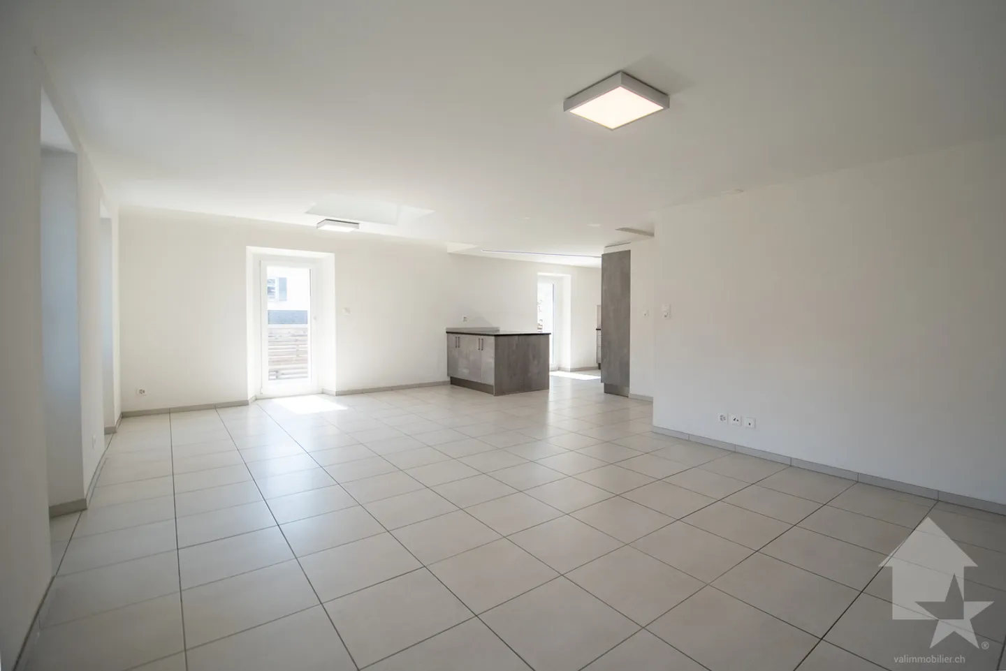 Spacious high-end duplex with 4.5 rooms in the center of Leytron - Photo 3 of 11