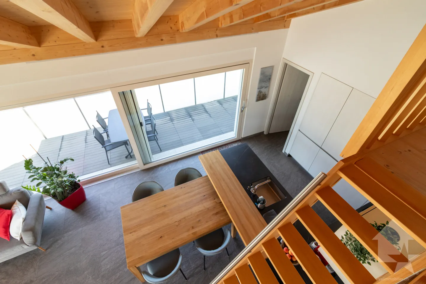 Magnificent attic apartment of 4.5 rooms - Photo 8 of 13