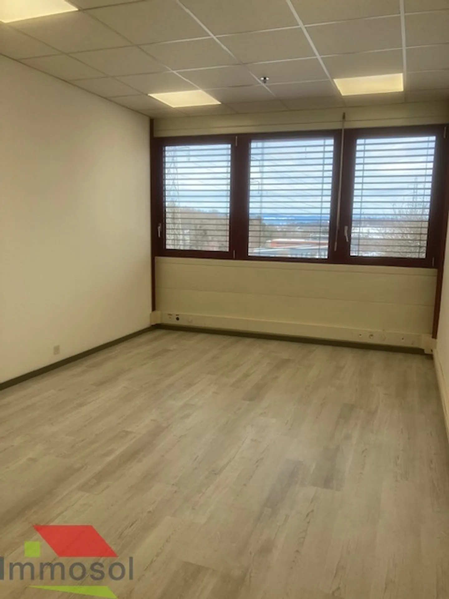 For rent: commercial spaces with beautiful natural light - Photo 4 of 5