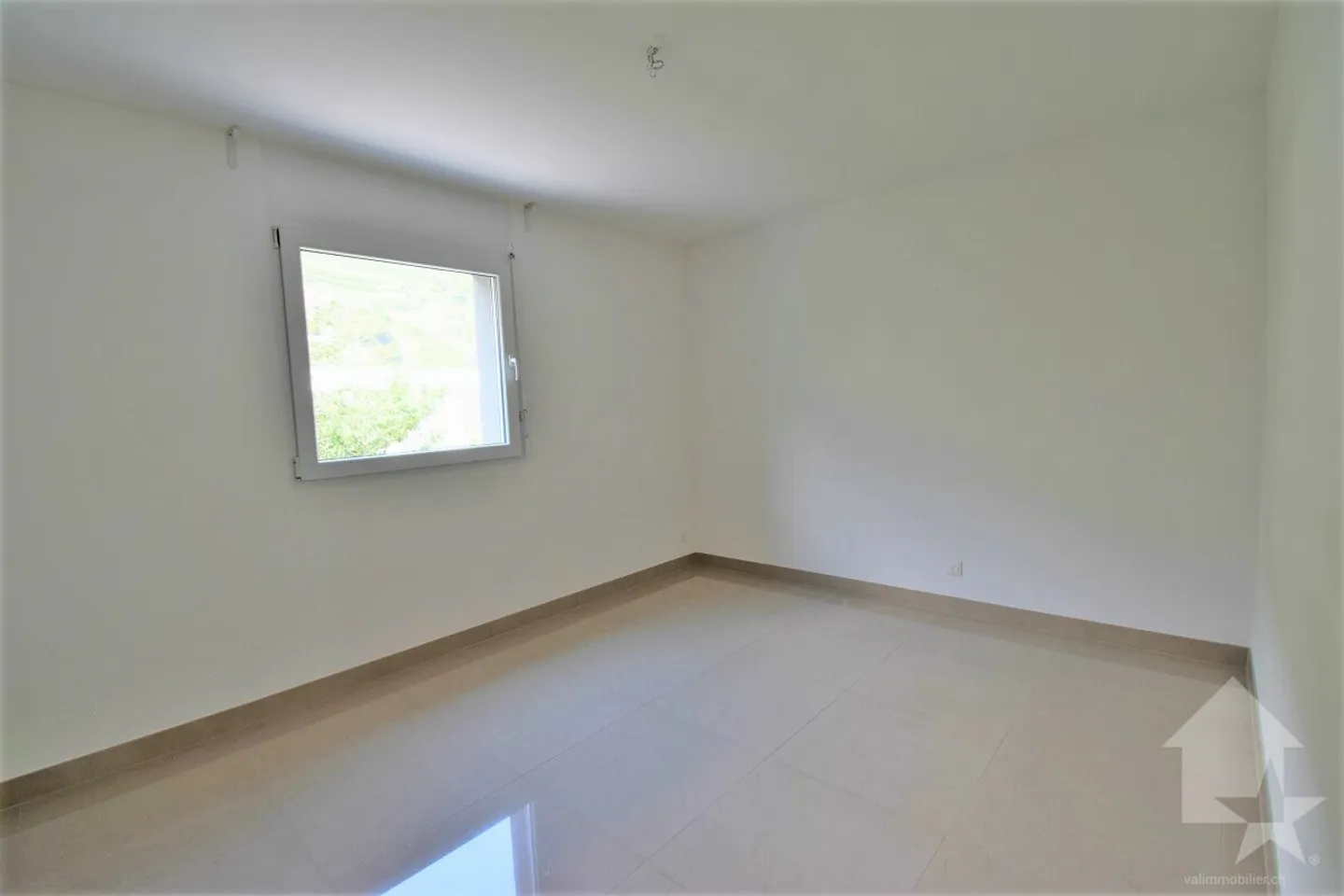 Attique de 4.5 pièces avec une grande terrasse et 3 places de parcs - Foto 11 von 13
