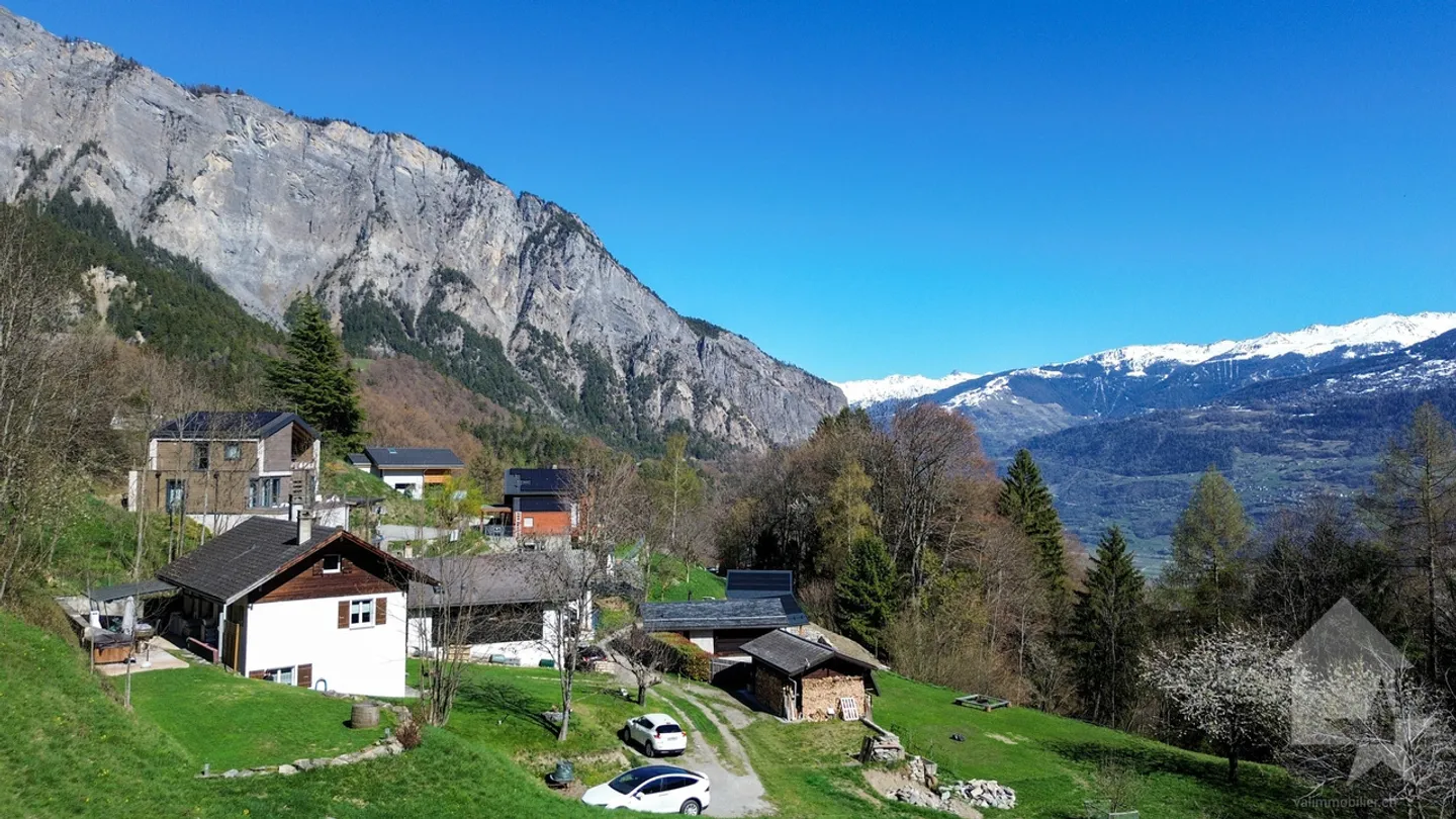 Superbe chalet de 4.5 pièces sur un terrain de 6'876 m2 - Photo 1 sur 13