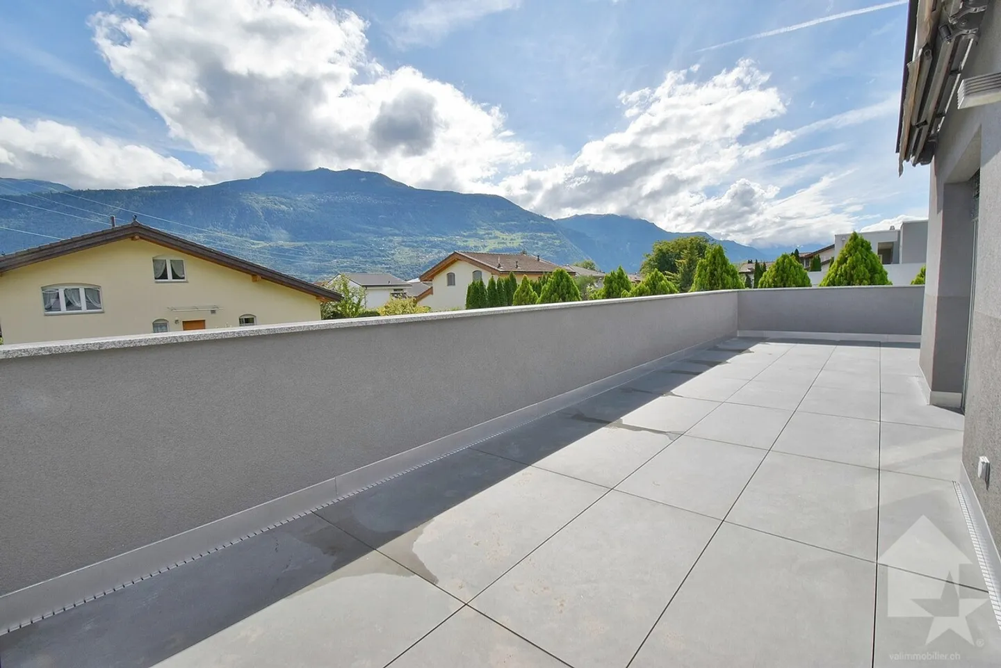 Attique de 4.5 pièces avec une grande terrasse et 3 places de parcs - Foto 1 von 13