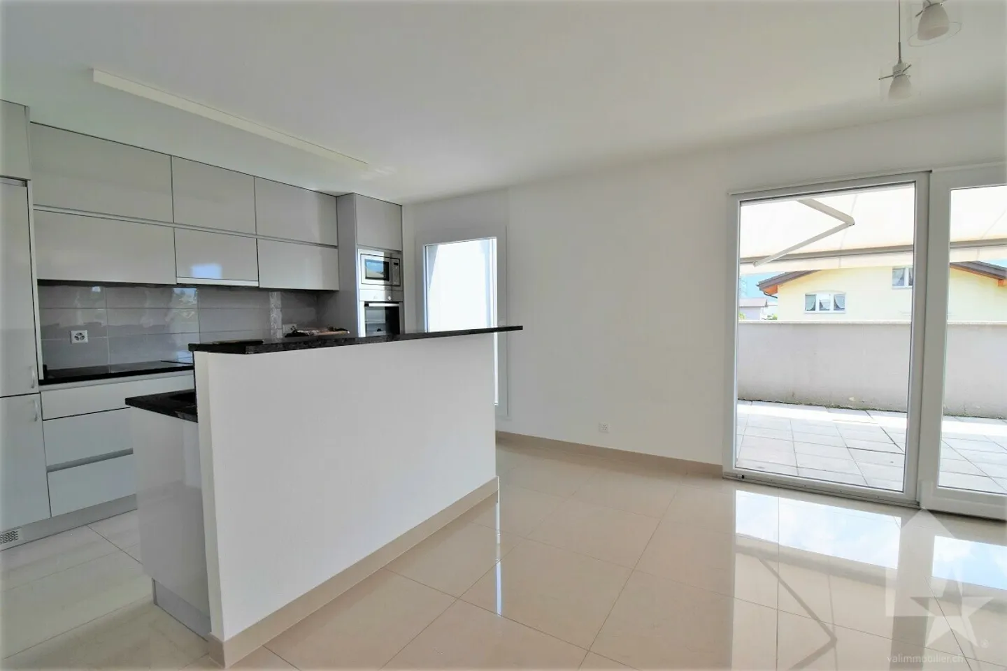 Attique de 4.5 pièces avec une grande terrasse et 3 places de parcs - Foto 7 von 13