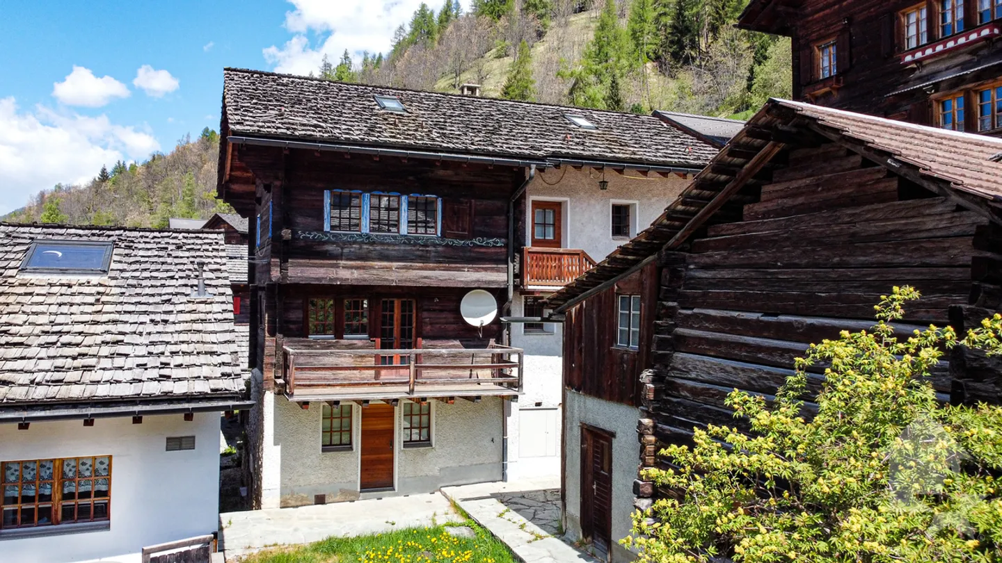 Chalet comprising two independent duplex apartments with convertible barn - Photo 2 of 13