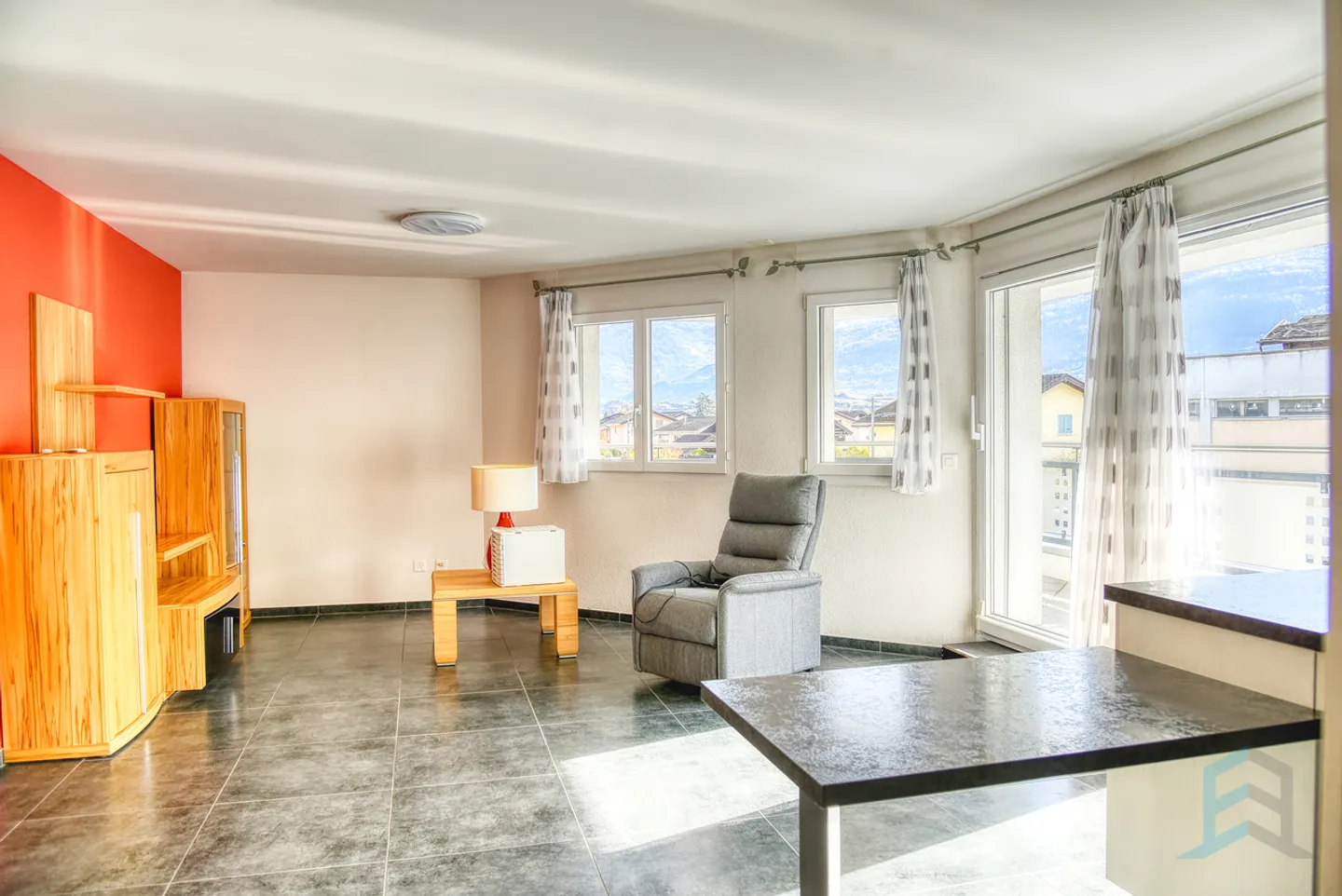 Exclusive 2 ½ room apartment with large terrace on the 1st floor - Photo 2 of 11