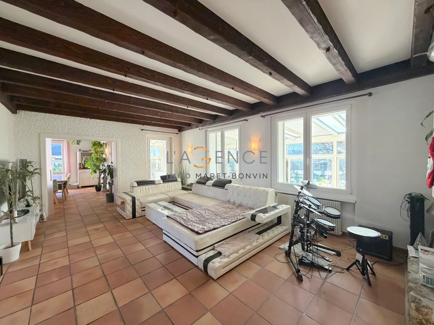 HIGH-STANDING VILLA WITH POOL - Photo 4 of 13