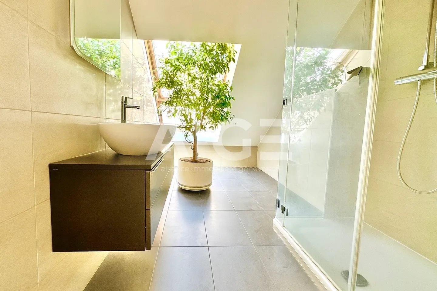 5 rooms with parking in Pâquis - Photo 5 of 9