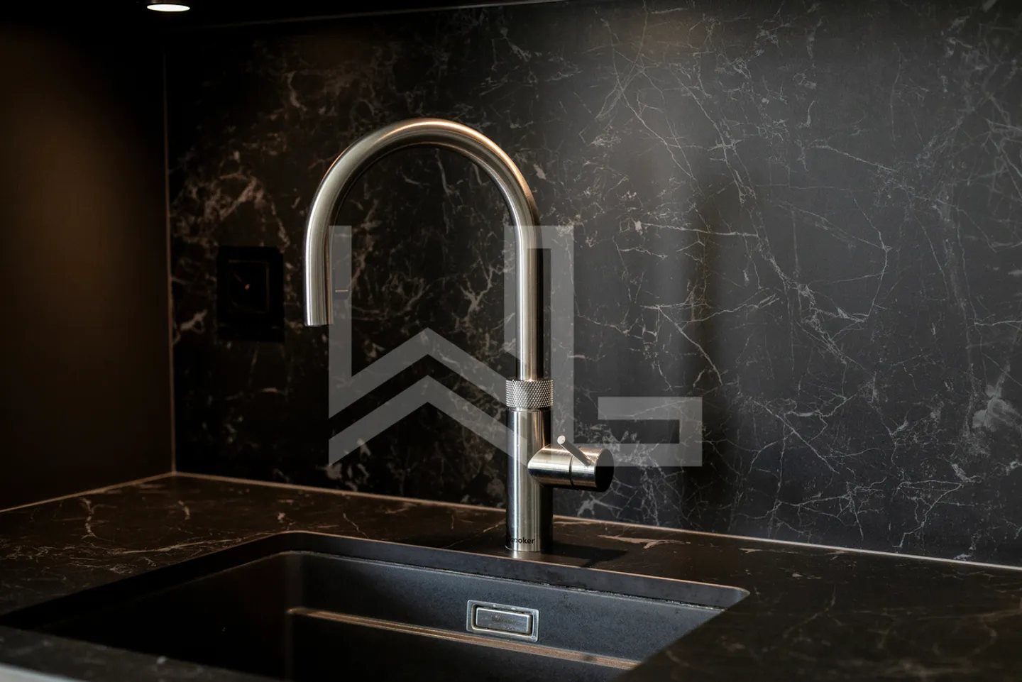 Fully renovated modern apartment - Photo 7 of 13