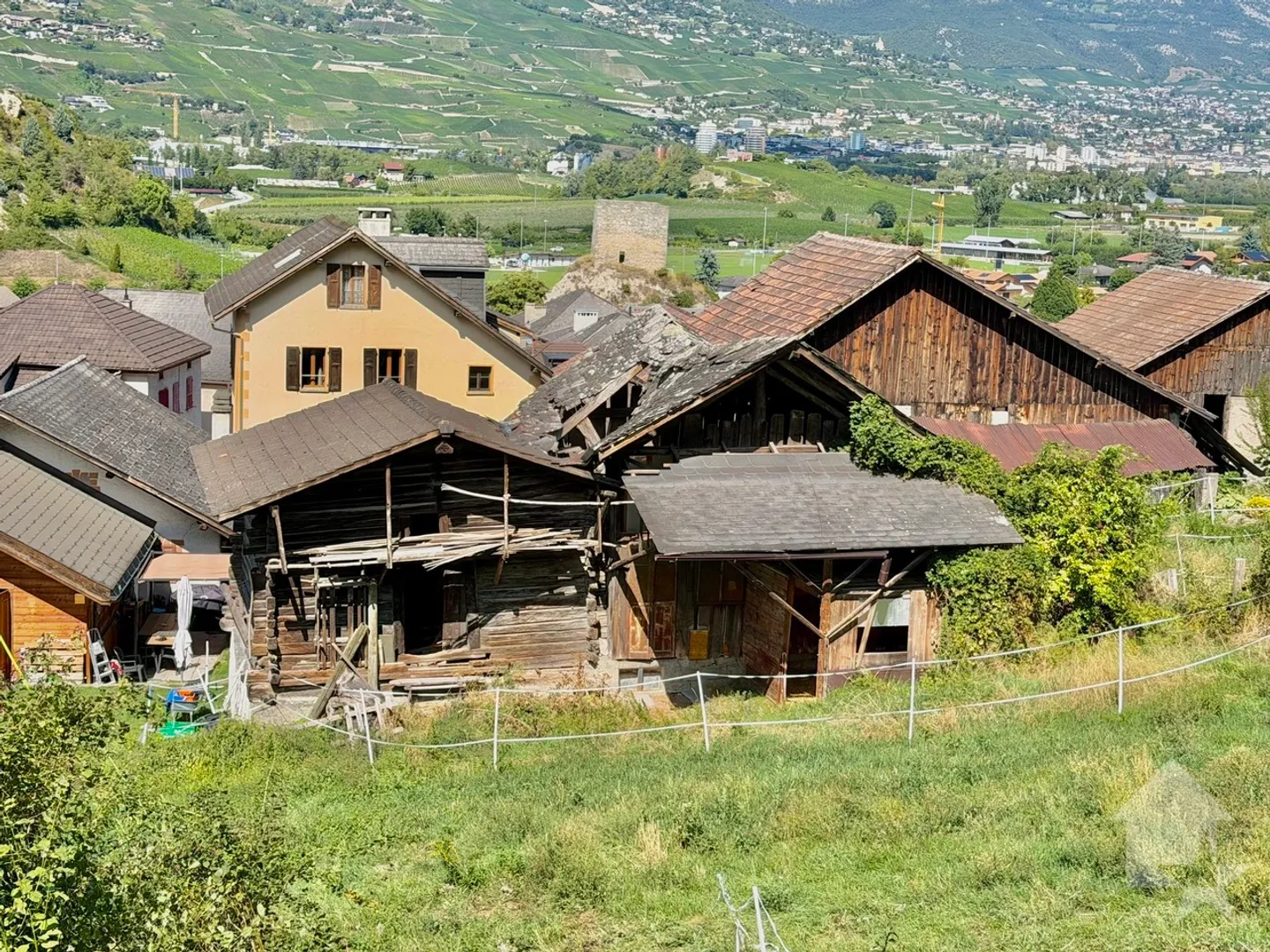 Terrain constructible avec 2 granges à rénover - Photo 5 sur 8