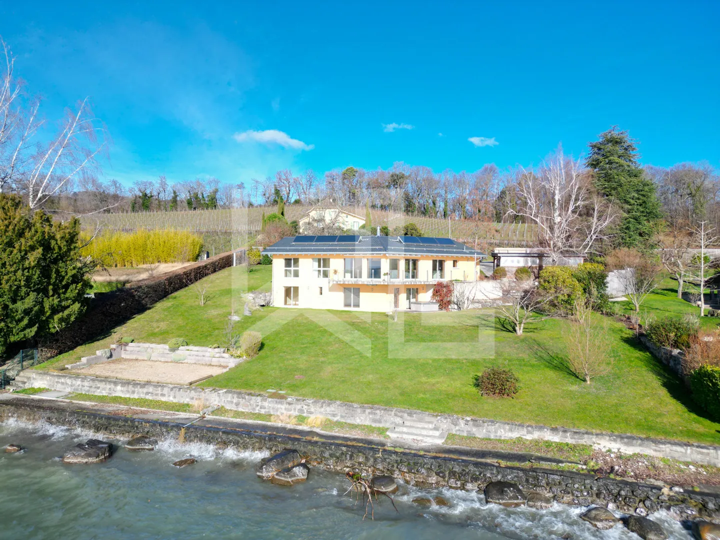 Waterfront Villa - Cozy and Bright - Photo 4 of 7