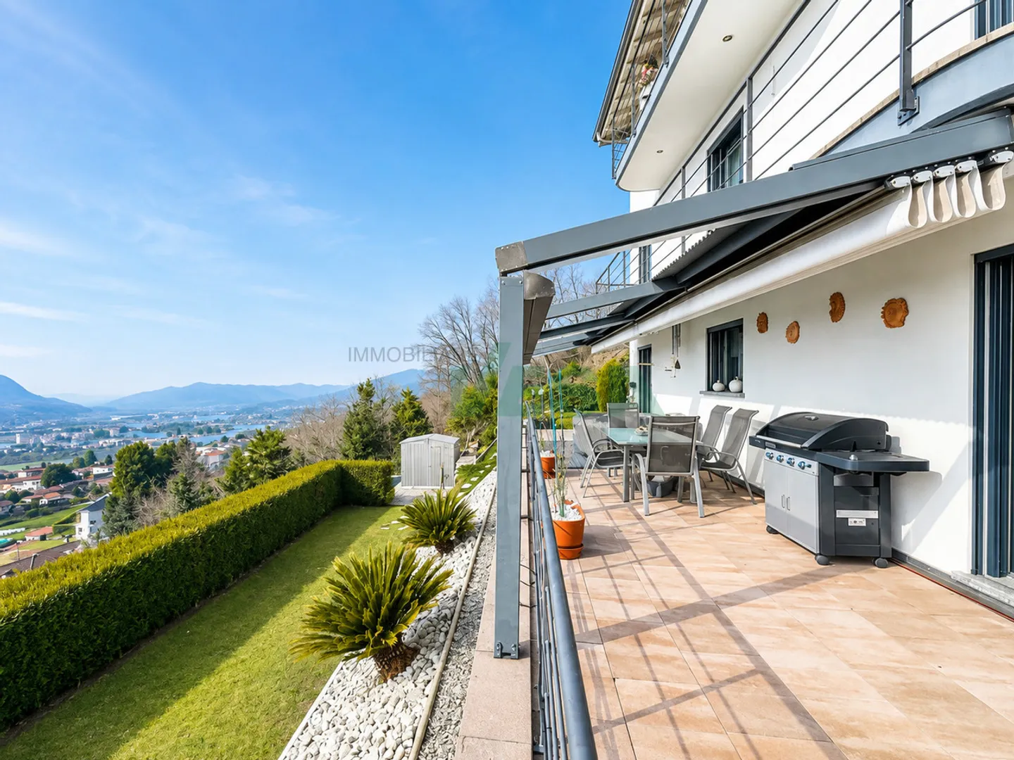 Villa moderne et lumineuse mono-bifamiliaire avec une vue dégagée splendide - Photo 4 sur 13