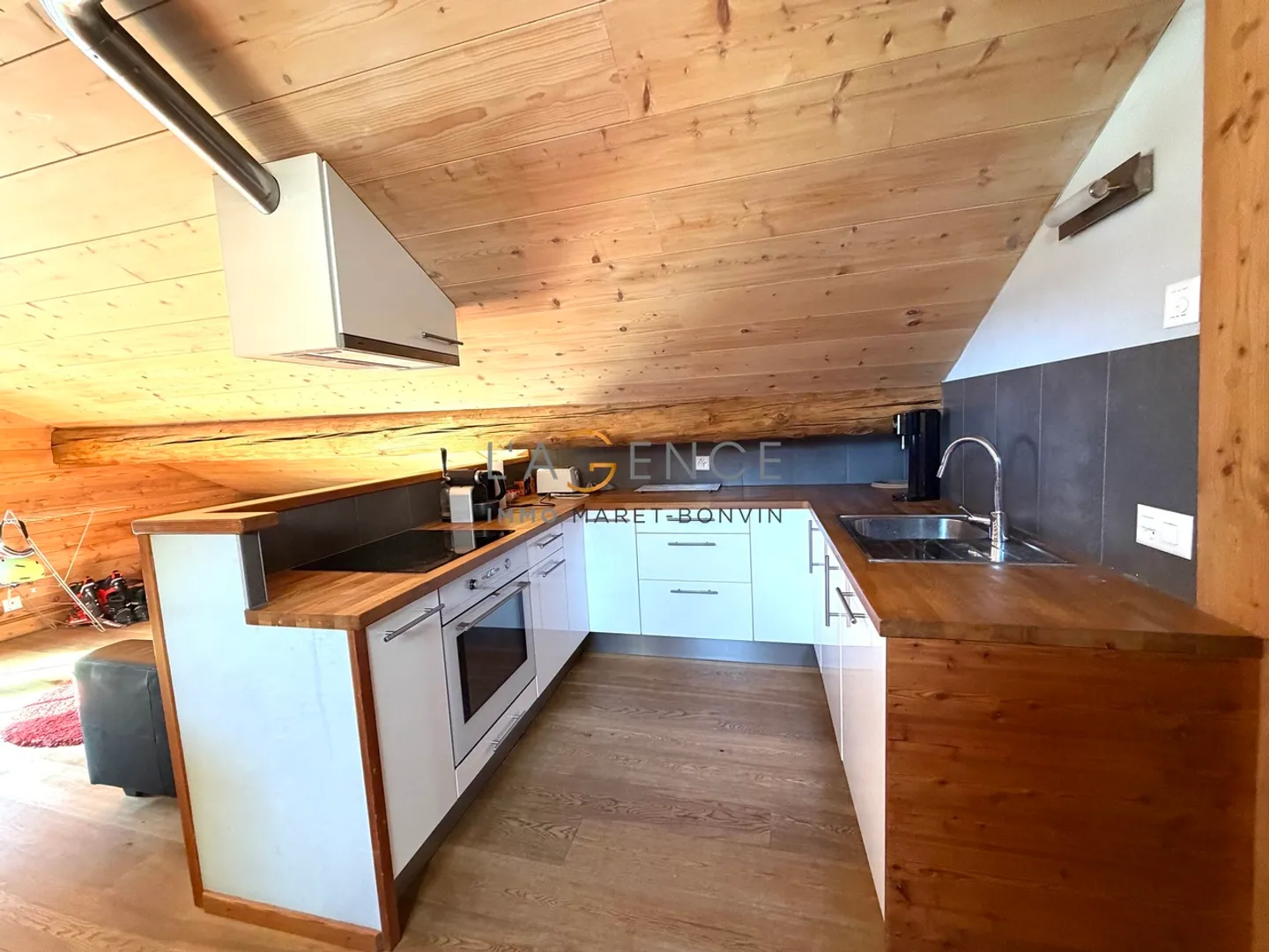 ATTIC WITH CHARACTER - SECONDARY RESIDENCE OK - Photo 3 of 9