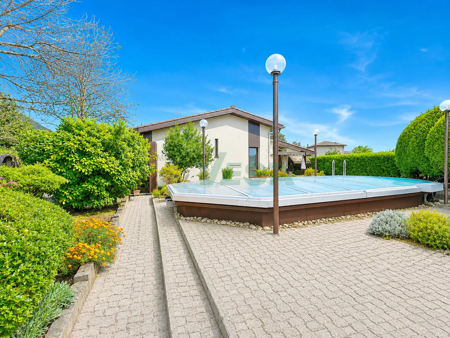 Cozy single-storey villa with beautiful garden and pool - Photo 2 of 13