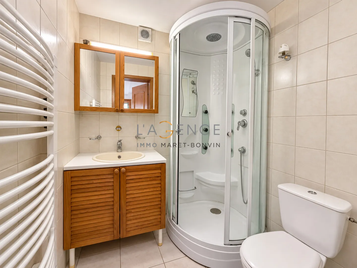 L'eleganza di un grande chalet privato di fronte alle Alpi - Foto 13 di 13