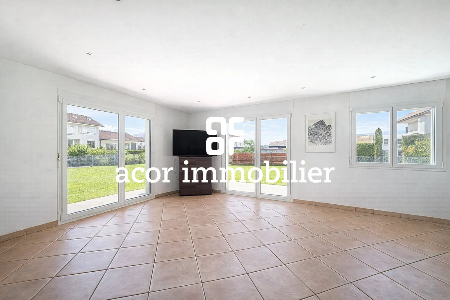 Spacious family villa with large garden and great potential - Photo 2 of 5