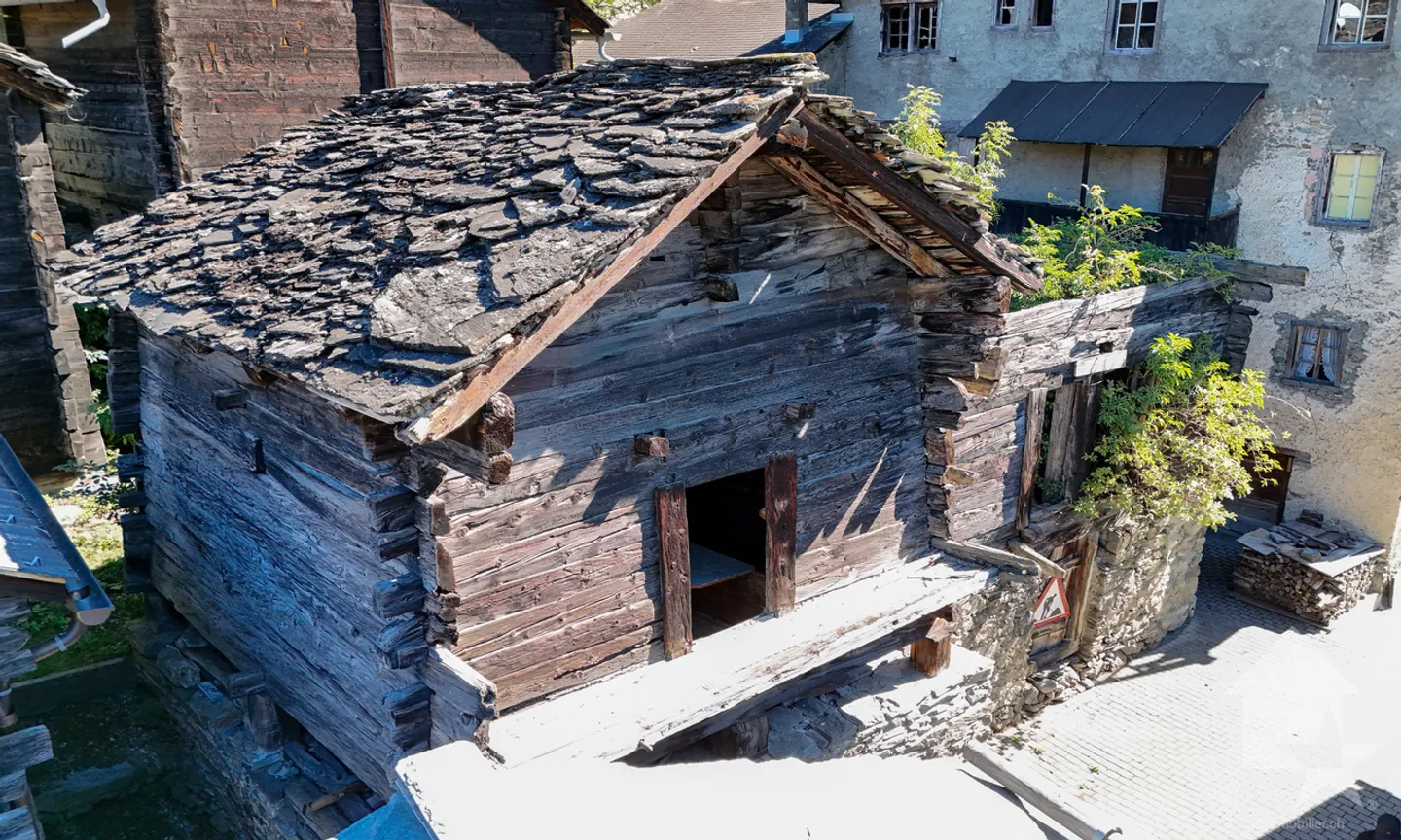 Charmant grenier et ancien mayen avec projet de rénovation - Photo 2 sur 12
