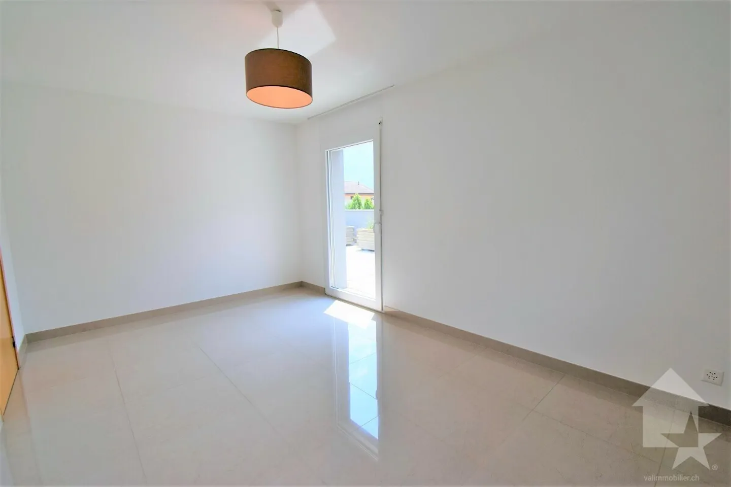 Attique de 4.5 pièces avec une grande terrasse et 3 places de parcs - Foto 10 von 13