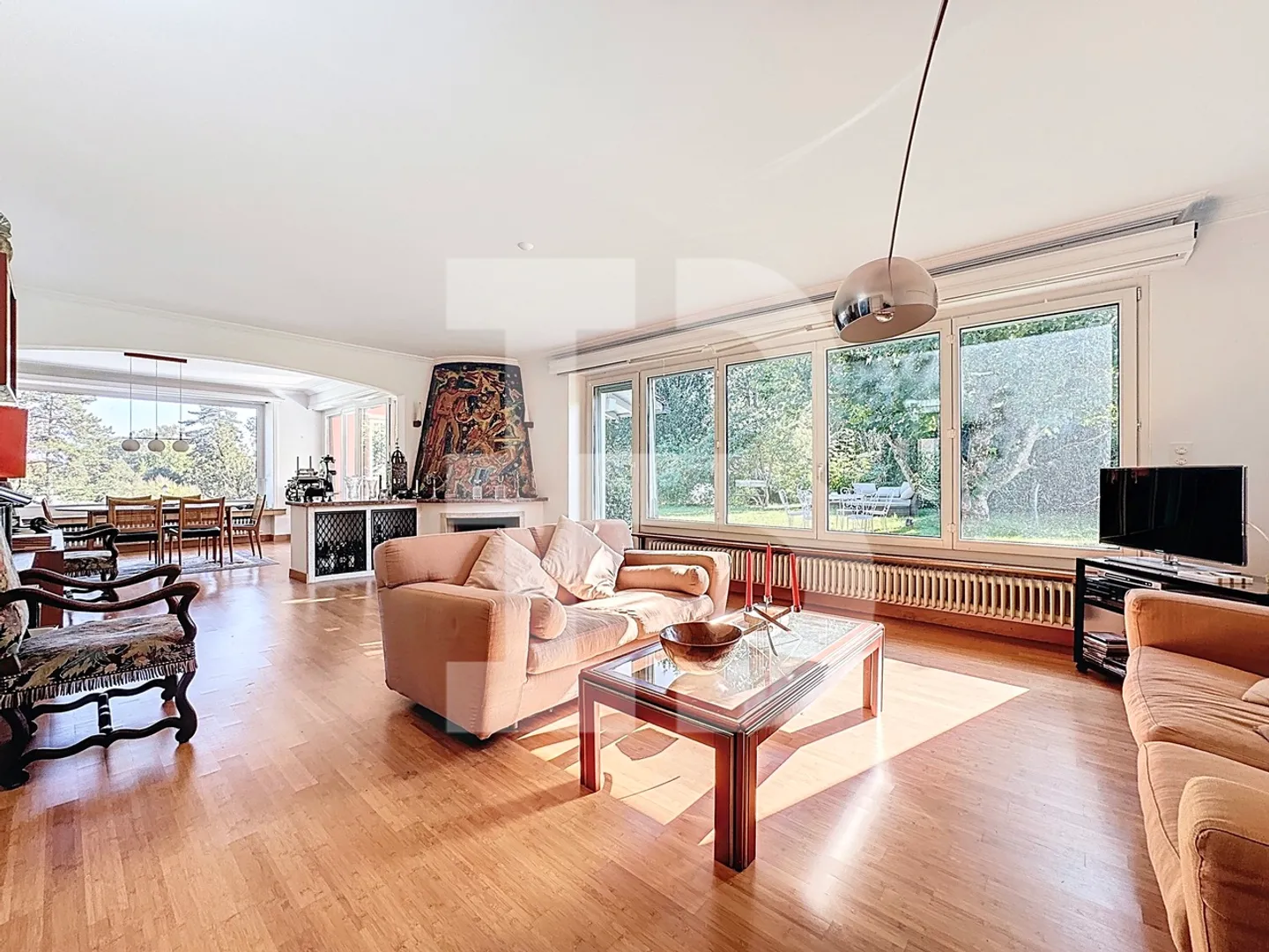 Charming individual villa with pool and great potential - Photo 1 of 9