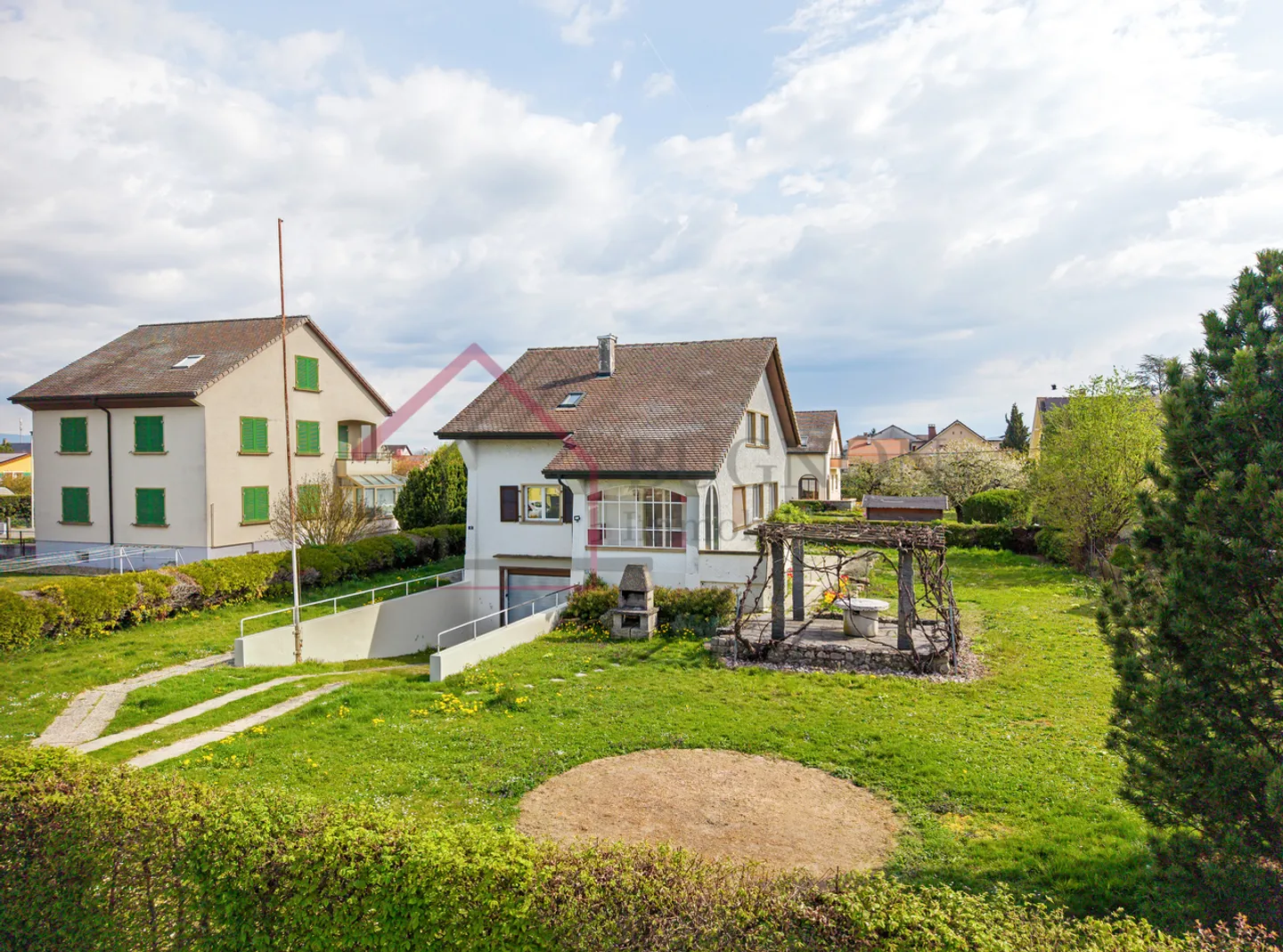 VILLA FAMILIALE AVEC JARDIN ET ENVIRONNEMENT CALME - Photo 9 sur 13